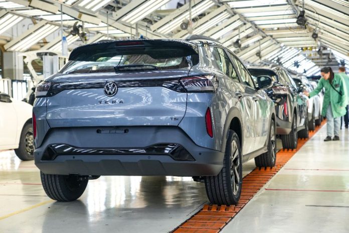 Produção da Volkswagen Tera na planta de Taubaté (SP)