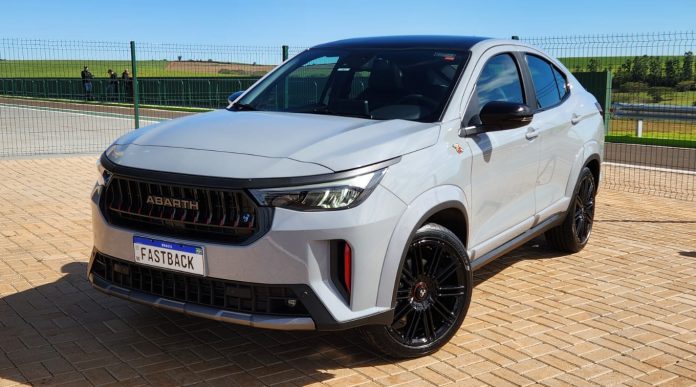 Fastback Abarth 2026: versão esportiva tem visual renovado (Foto: Thiago Ventura)