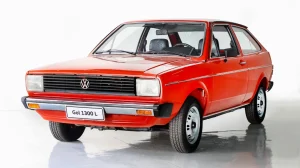 Lançado nas versões básica e L, ambas com motor 1.3l de 42 cv arrefecido a ar - derivado do Fusca -, o Gol se posicionava entre o Brasília e o Passat.