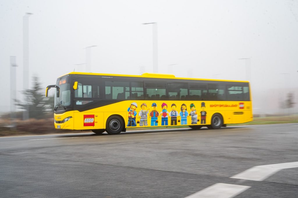 Marca de brinquedos de montar escolhe Iveco Crossway Line para transporte de trabalhadores